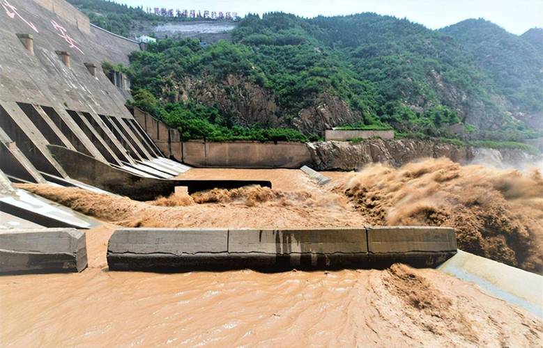 用盾构机在黄河地上河段某处，黄河河床下一二十米处顺着河道挖，能解决悬河问题吗辟谣济南车辆被冲走事件大明湖为什么多了点 suv(467272)