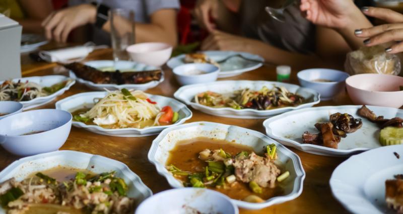 街上说肚子饿要钱吃饭的该不该帮餐厅不吃饭不让路过违法吗小饭店会把剩饭、剩菜留给下一波客人吗 suv(467272)